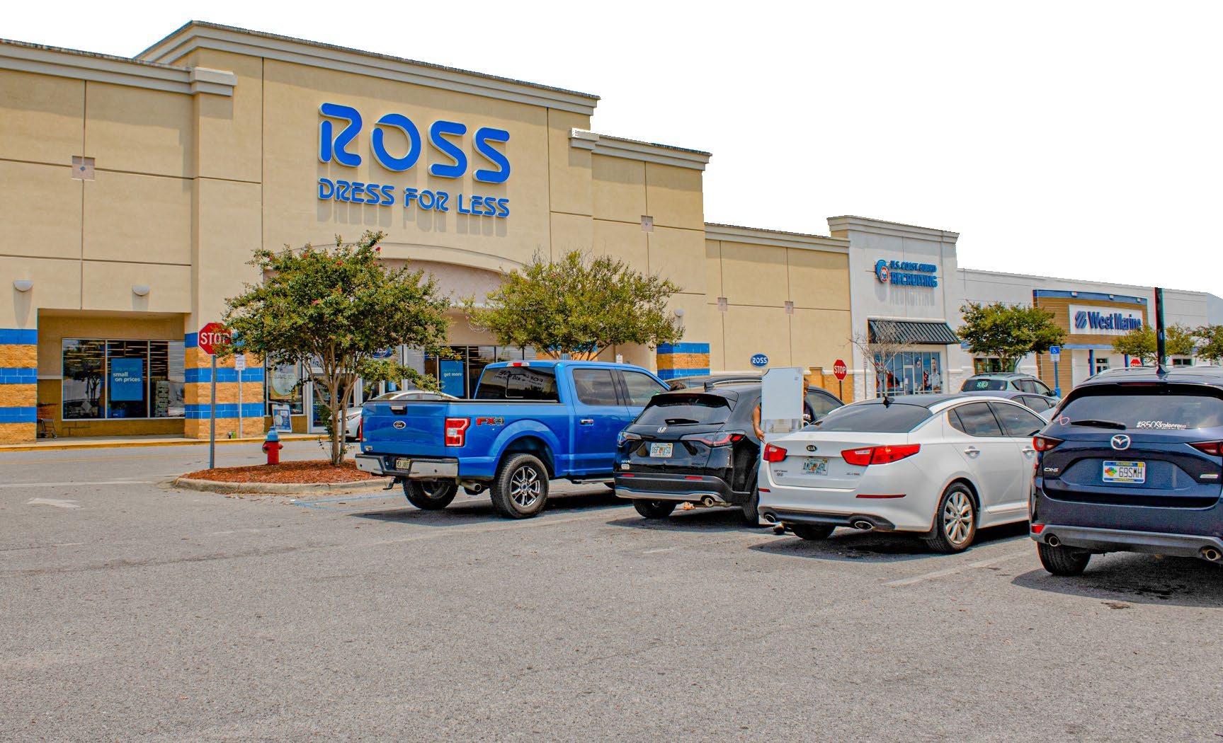 Shop frontage and parking at Panama City Center